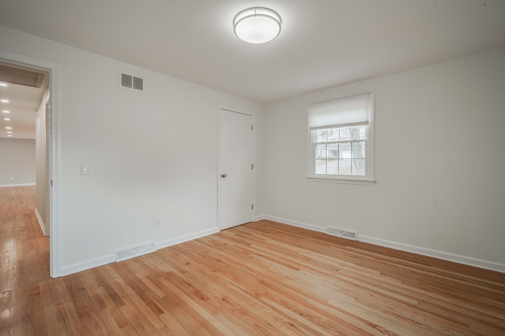 Longmeadow, Massachusetts 01106, United States, 4 Bedrooms Bedrooms, ,3 BathroomsBathrooms,Residential,Pending,122445