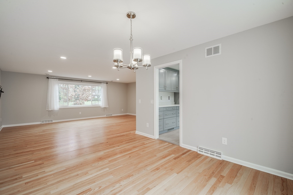 Longmeadow, Massachusetts 01106, United States, 4 Bedrooms Bedrooms, ,3 BathroomsBathrooms,Residential,Pending,122445