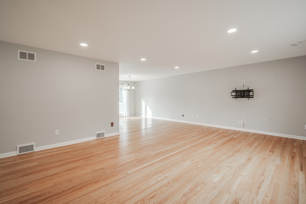 Longmeadow, Massachusetts 01106, United States, 4 Bedrooms Bedrooms, ,3 BathroomsBathrooms,Residential,Pending,122445