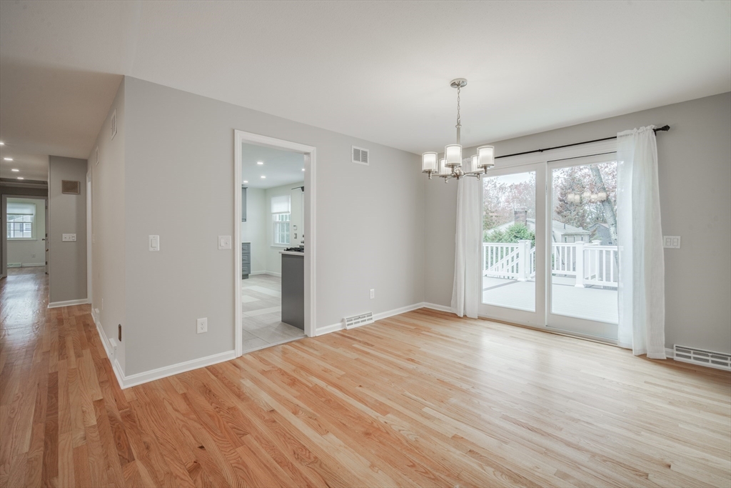 Longmeadow, Massachusetts 01106, United States, 4 Bedrooms Bedrooms, ,3 BathroomsBathrooms,Residential,Pending,122445