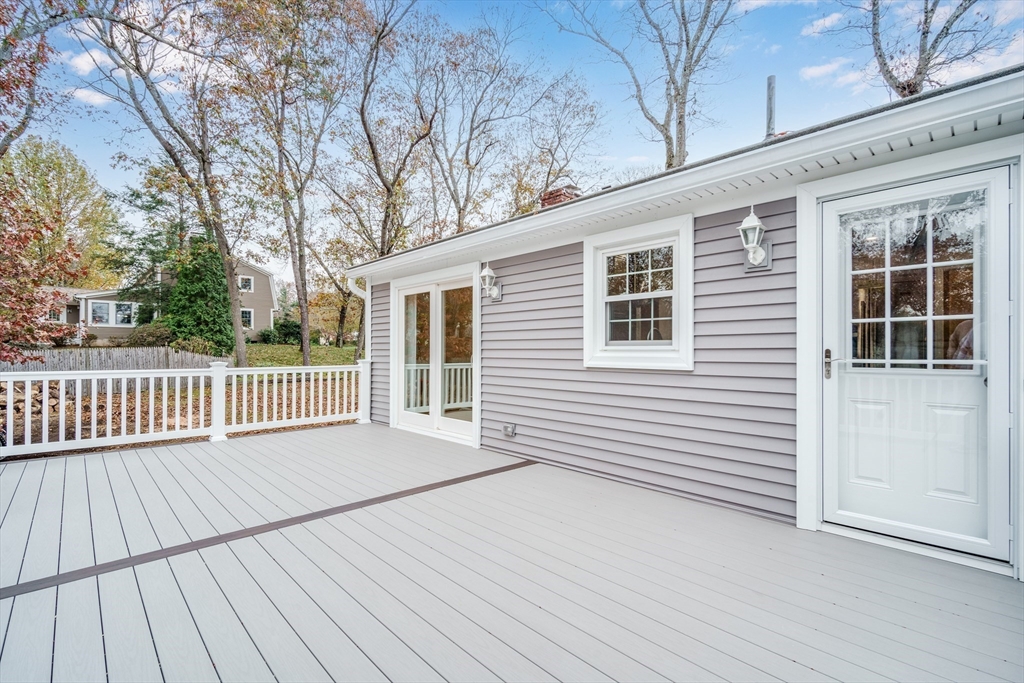 Longmeadow, Massachusetts 01106, United States, 4 Bedrooms Bedrooms, ,3 BathroomsBathrooms,Residential,Pending,122445