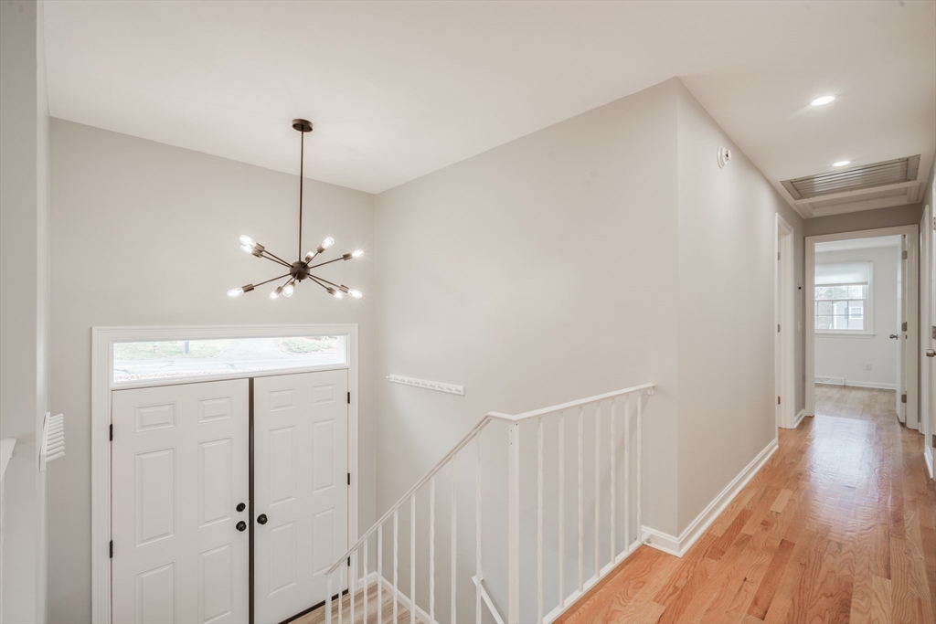 Longmeadow, Massachusetts 01106, United States, 4 Bedrooms Bedrooms, ,3 BathroomsBathrooms,Residential,Pending,122445