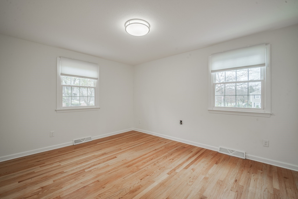 Longmeadow, Massachusetts 01106, United States, 4 Bedrooms Bedrooms, ,3 BathroomsBathrooms,Residential,Pending,122445