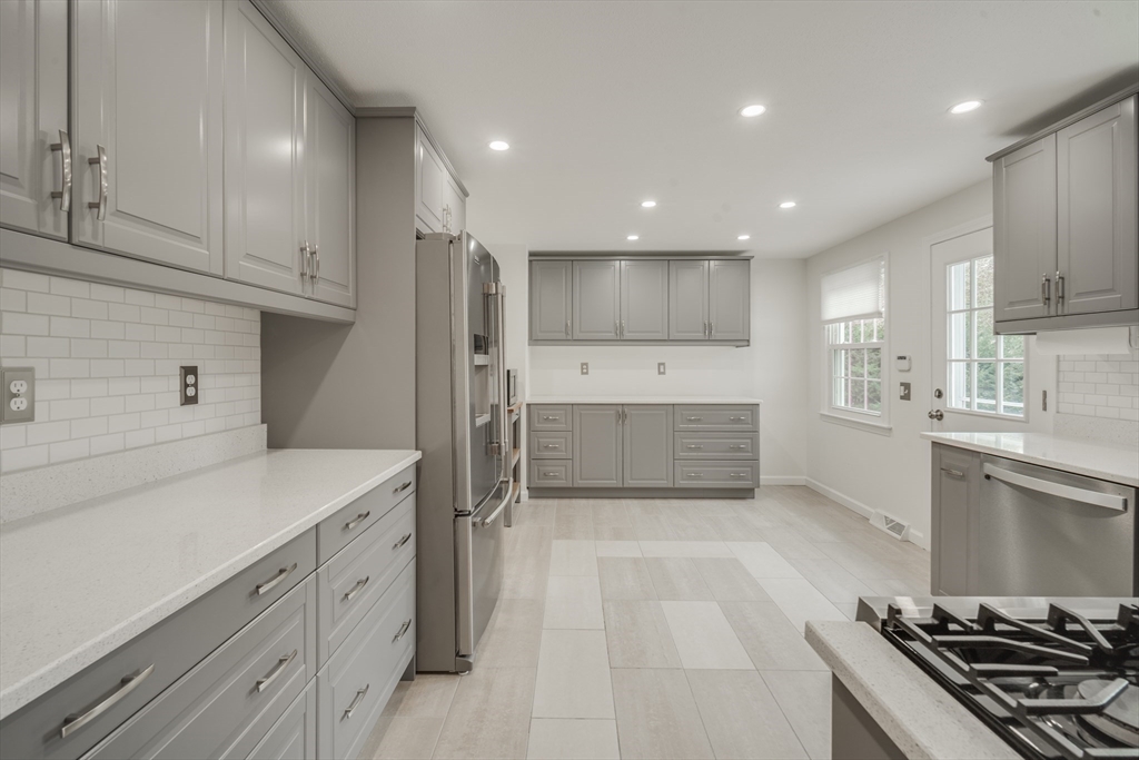 Longmeadow, Massachusetts 01106, United States, 4 Bedrooms Bedrooms, ,3 BathroomsBathrooms,Residential,Pending,122445