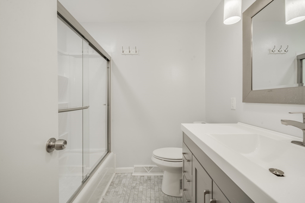 Longmeadow, Massachusetts 01106, United States, 4 Bedrooms Bedrooms, ,3 BathroomsBathrooms,Residential,Pending,122445