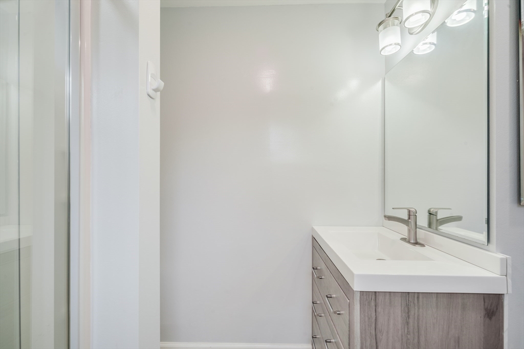 Longmeadow, Massachusetts 01106, United States, 4 Bedrooms Bedrooms, ,3 BathroomsBathrooms,Residential,Pending,122445