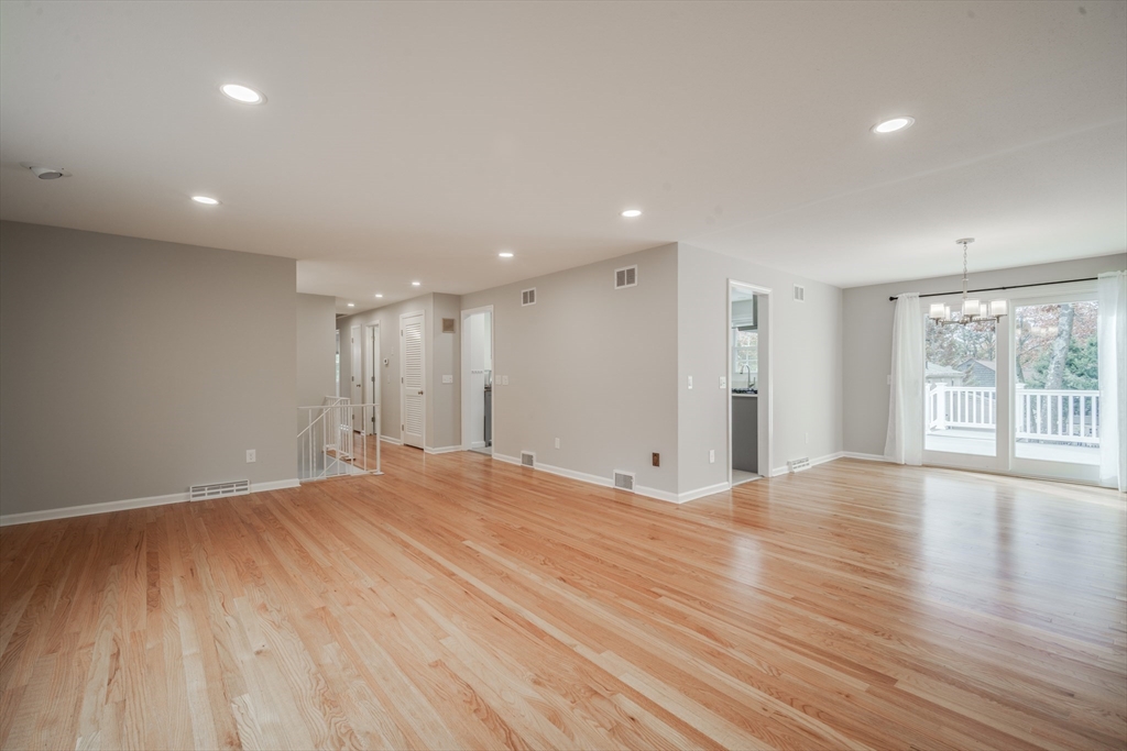 Longmeadow, Massachusetts 01106, United States, 4 Bedrooms Bedrooms, ,3 BathroomsBathrooms,Residential,Pending,122445