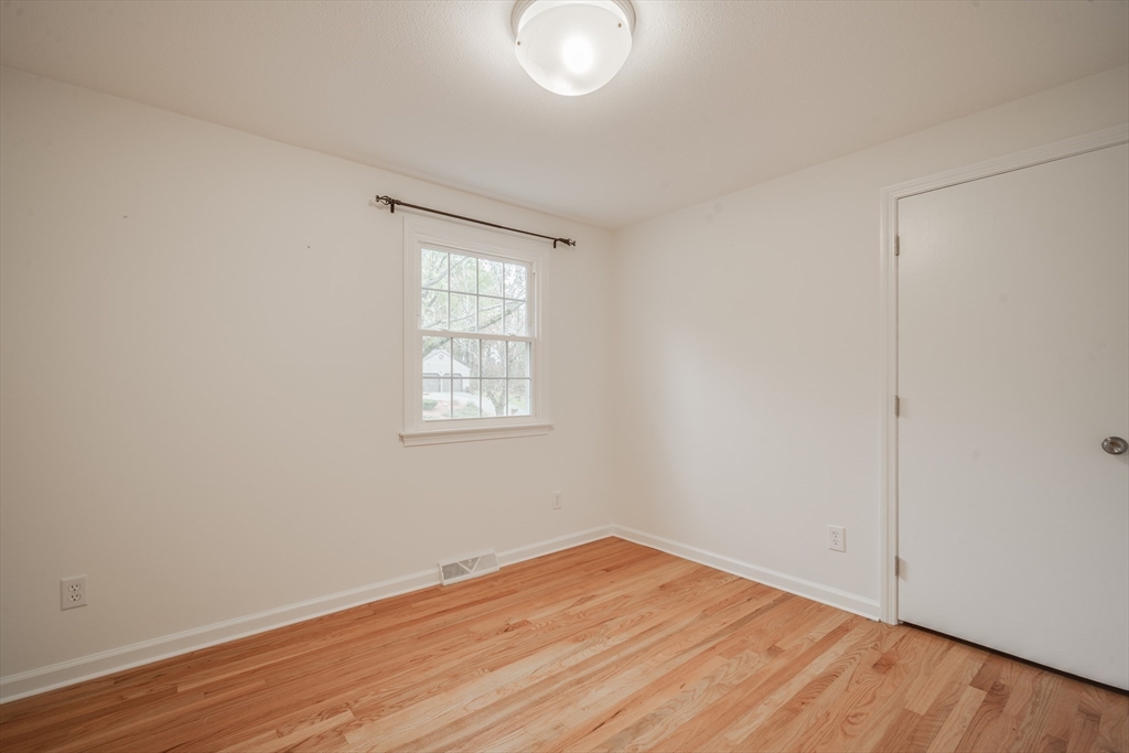 Longmeadow, Massachusetts 01106, United States, 4 Bedrooms Bedrooms, ,3 BathroomsBathrooms,Residential,Pending,122445