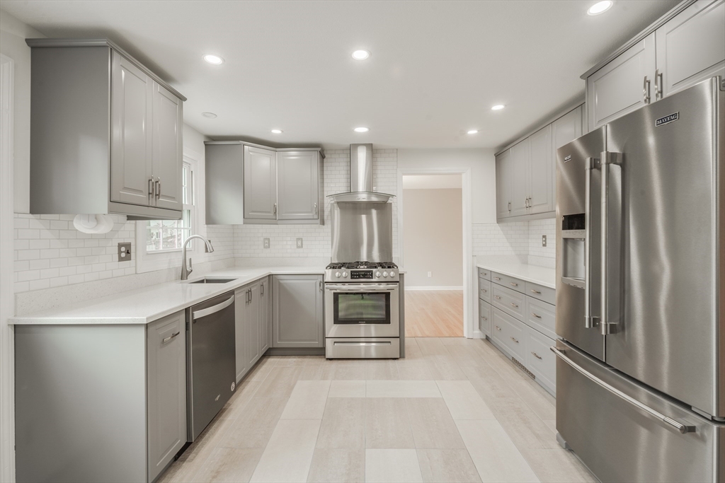 Longmeadow, Massachusetts 01106, United States, 4 Bedrooms Bedrooms, ,3 BathroomsBathrooms,Residential,Pending,122445