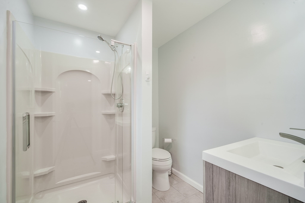 Longmeadow, Massachusetts 01106, United States, 4 Bedrooms Bedrooms, ,3 BathroomsBathrooms,Residential,Pending,122445