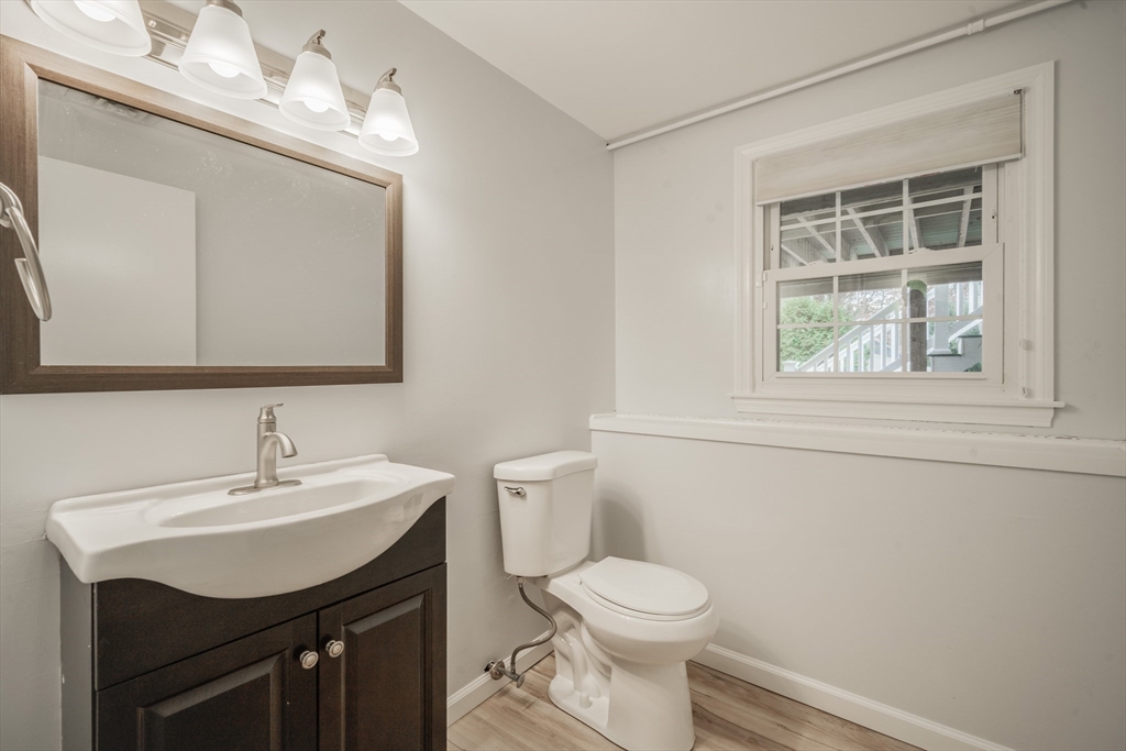 Longmeadow, Massachusetts 01106, United States, 4 Bedrooms Bedrooms, ,3 BathroomsBathrooms,Residential,Pending,122445