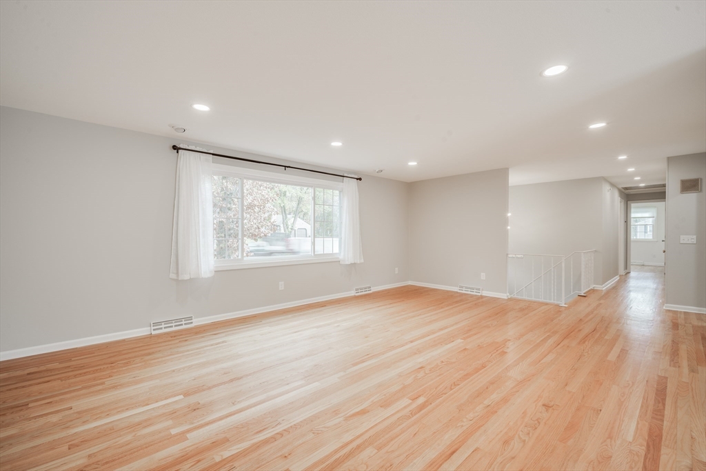 Longmeadow, Massachusetts 01106, United States, 4 Bedrooms Bedrooms, ,3 BathroomsBathrooms,Residential,Pending,122445