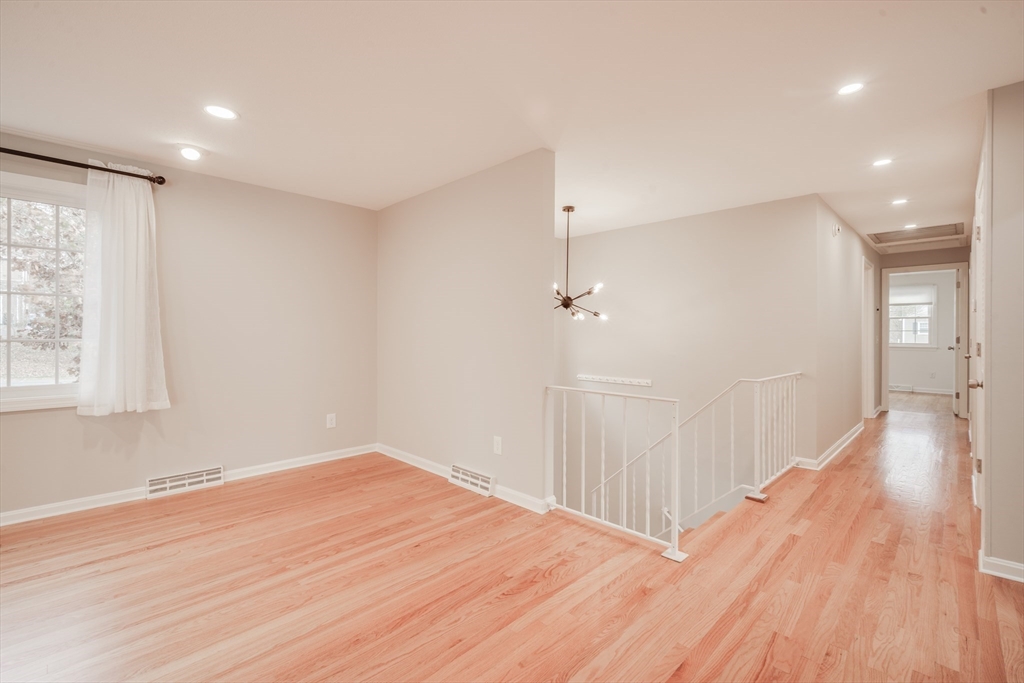 Longmeadow, Massachusetts 01106, United States, 4 Bedrooms Bedrooms, ,3 BathroomsBathrooms,Residential,Pending,122445