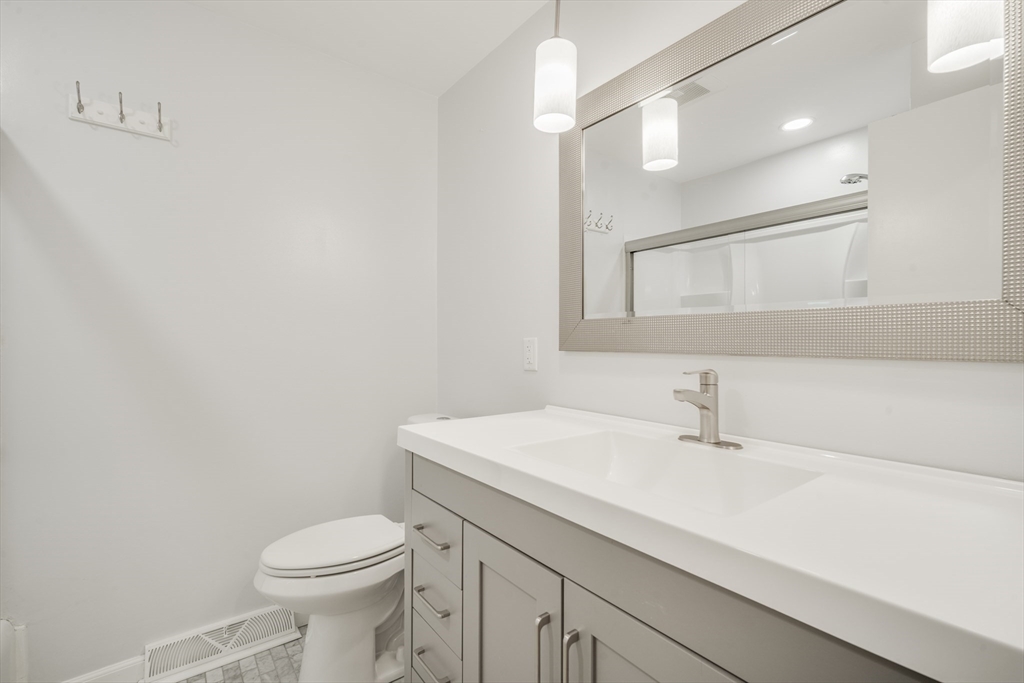 Longmeadow, Massachusetts 01106, United States, 4 Bedrooms Bedrooms, ,3 BathroomsBathrooms,Residential,Pending,122445