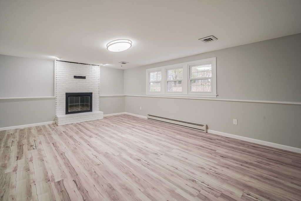 Longmeadow, Massachusetts 01106, United States, 4 Bedrooms Bedrooms, ,3 BathroomsBathrooms,Residential,Pending,122445