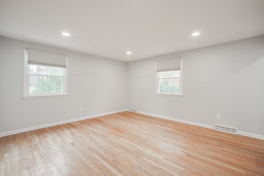 Longmeadow, Massachusetts 01106, United States, 4 Bedrooms Bedrooms, ,3 BathroomsBathrooms,Residential,Pending,122445