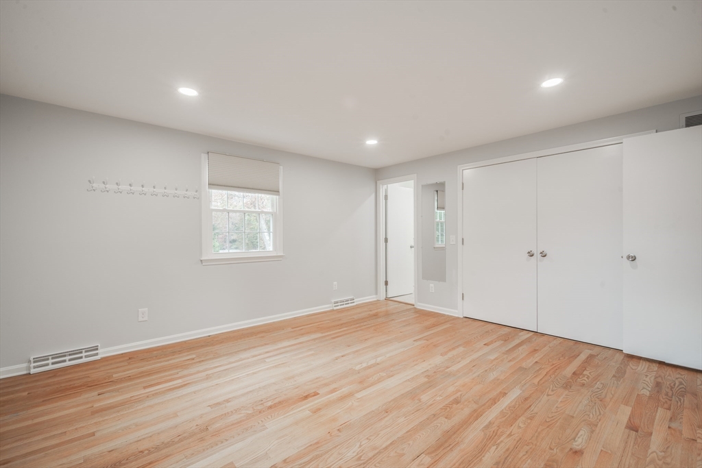 Longmeadow, Massachusetts 01106, United States, 4 Bedrooms Bedrooms, ,3 BathroomsBathrooms,Residential,Pending,122445