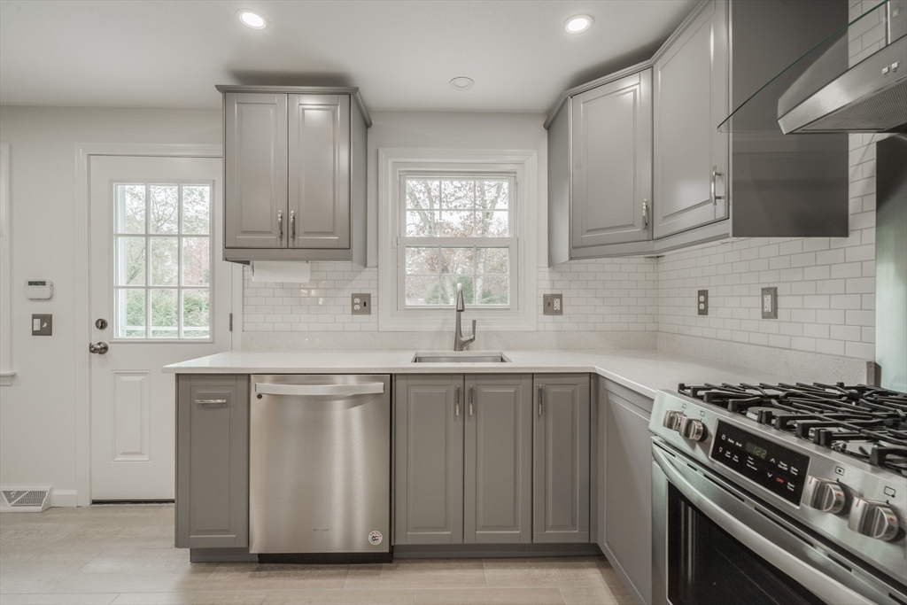 Longmeadow, Massachusetts 01106, United States, 4 Bedrooms Bedrooms, ,3 BathroomsBathrooms,Residential,Pending,122445