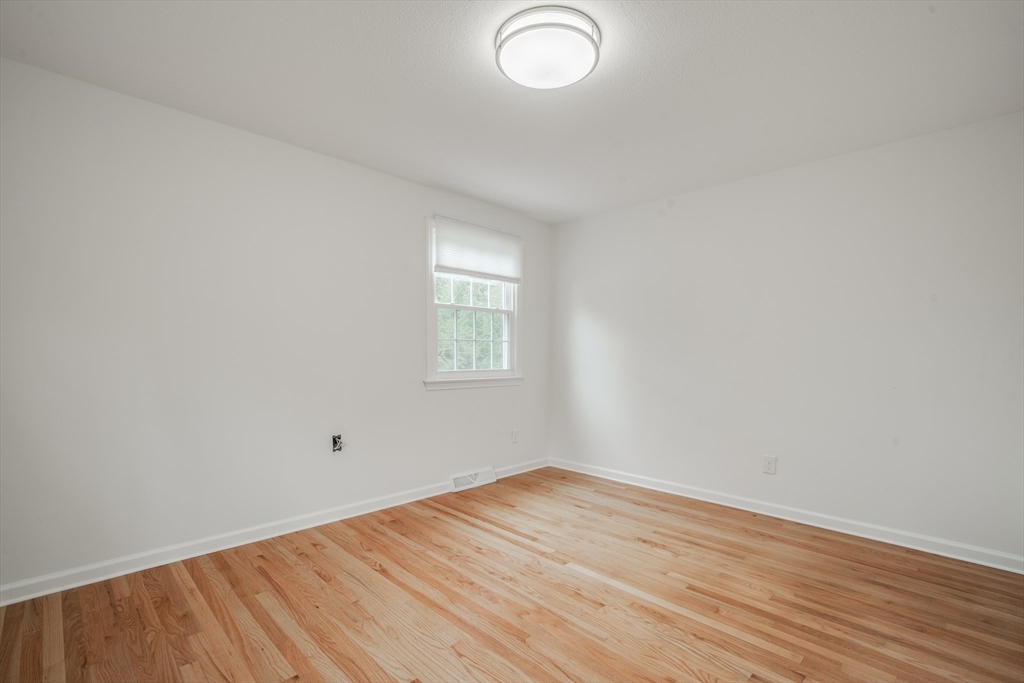 Longmeadow, Massachusetts 01106, United States, 4 Bedrooms Bedrooms, ,3 BathroomsBathrooms,Residential,Pending,122445