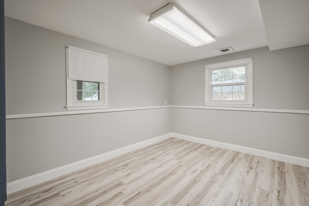 Longmeadow, Massachusetts 01106, United States, 4 Bedrooms Bedrooms, ,3 BathroomsBathrooms,Residential,Pending,122445