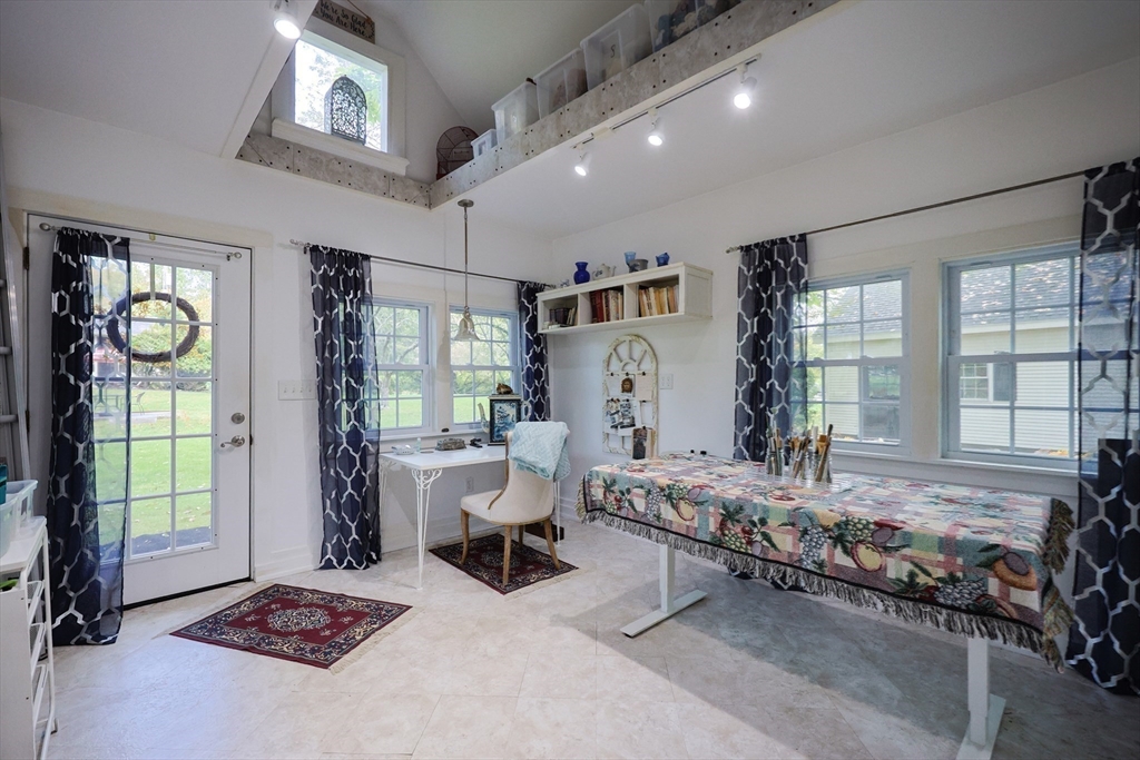 Dighton, Massachusetts 02715, United States, 3 Bedrooms Bedrooms, ,2 BathroomsBathrooms,Residential,Active,219778