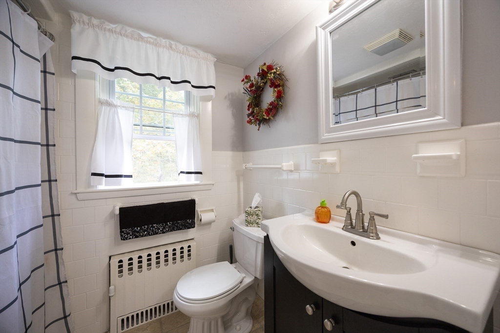 Dighton, Massachusetts 02715, United States, 3 Bedrooms Bedrooms, ,2 BathroomsBathrooms,Residential,Active,219778