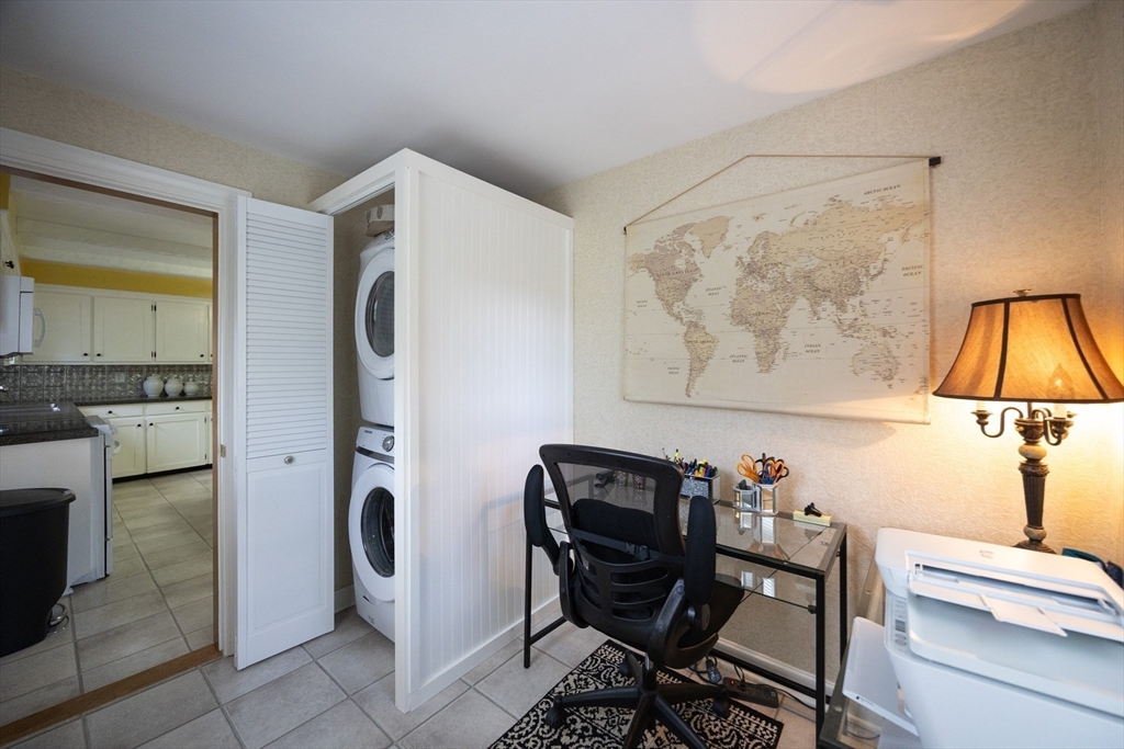 Dighton, Massachusetts 02715, United States, 3 Bedrooms Bedrooms, ,2 BathroomsBathrooms,Residential,Active,219778