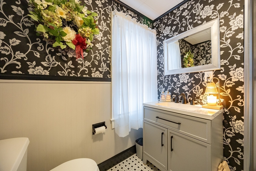 Dighton, Massachusetts 02715, United States, 3 Bedrooms Bedrooms, ,2 BathroomsBathrooms,Residential,Active,219778