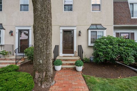 10 Denmark Ln 10 Needham MA 02492