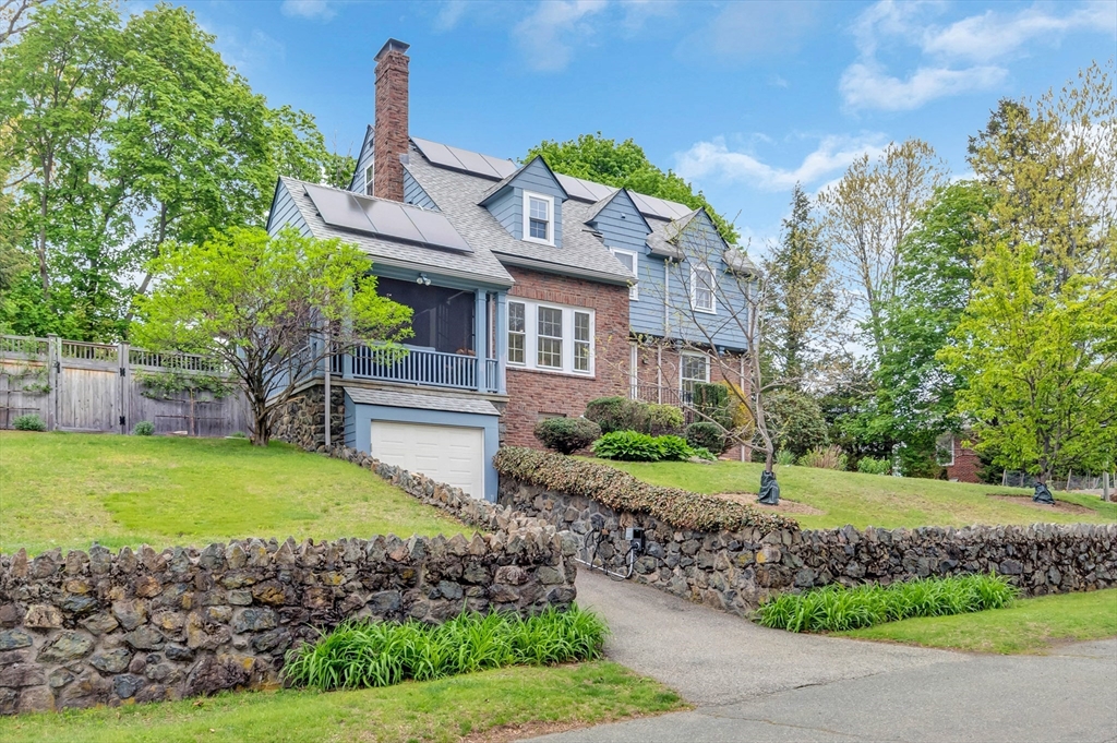 89 Churchill Avenue