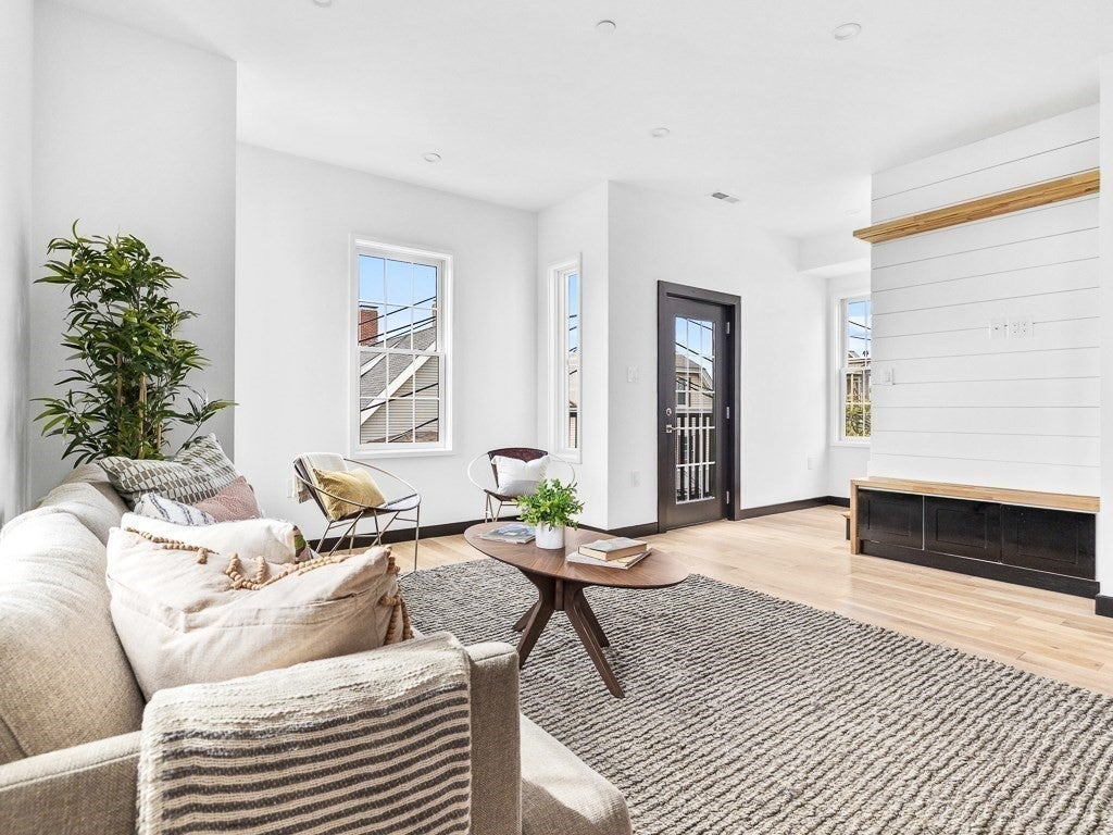 14 Carlton St C