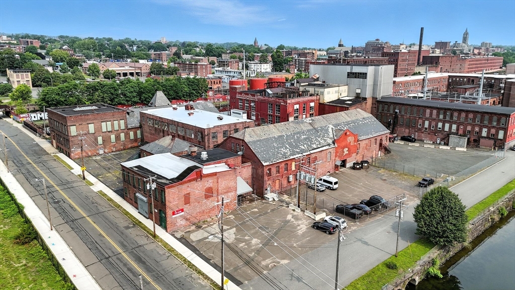 Photo 1 of 33 — 81 Sargeant St, Holyoke, MA 01040