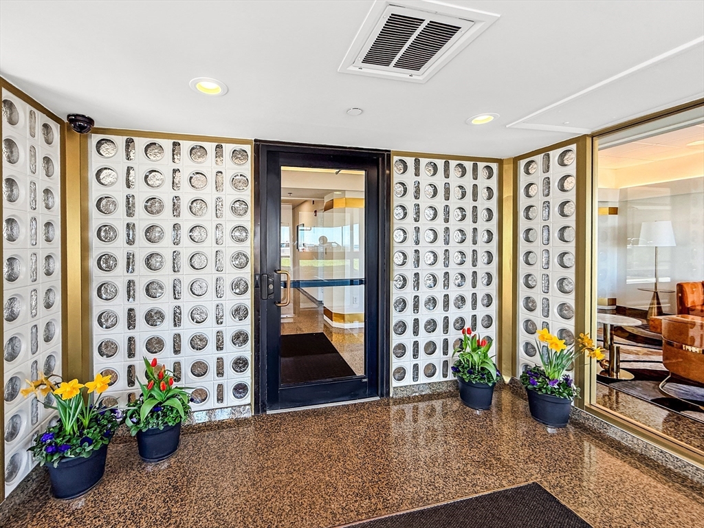 300 Lynn Shore Dr 203