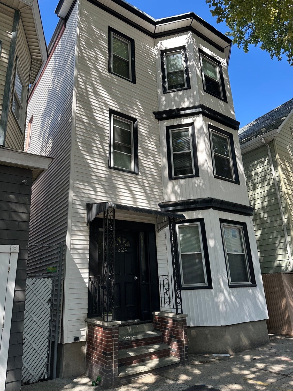Click for 244 Chelsea Street #3, Boston, MA slideshow