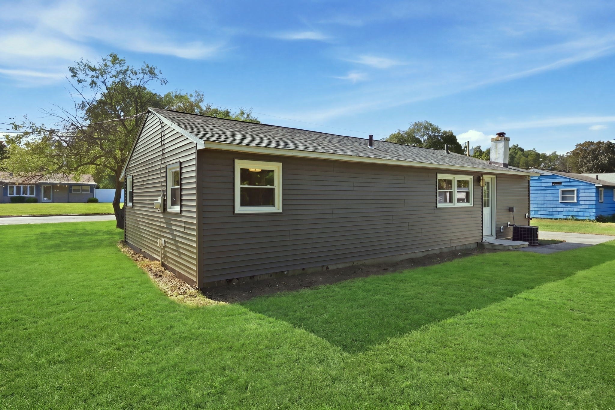 243 Shady Brook Ln, Springfield, MA Photo #4