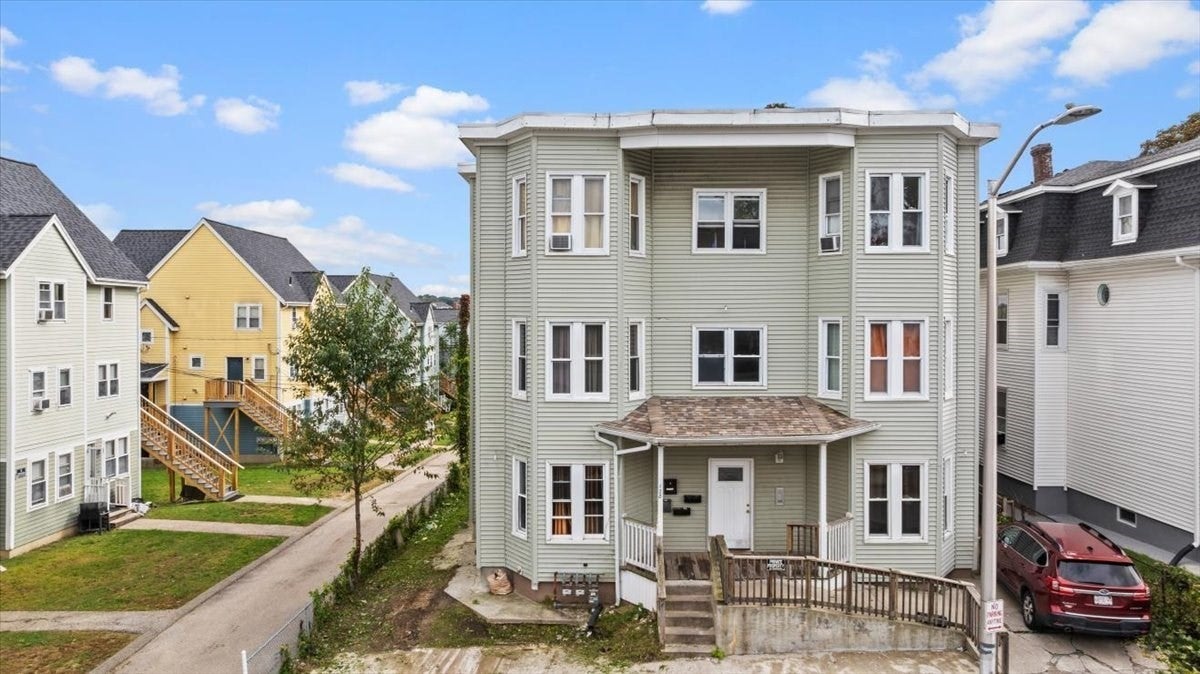 Photo of 128 Beacon St, Worcester, MA
