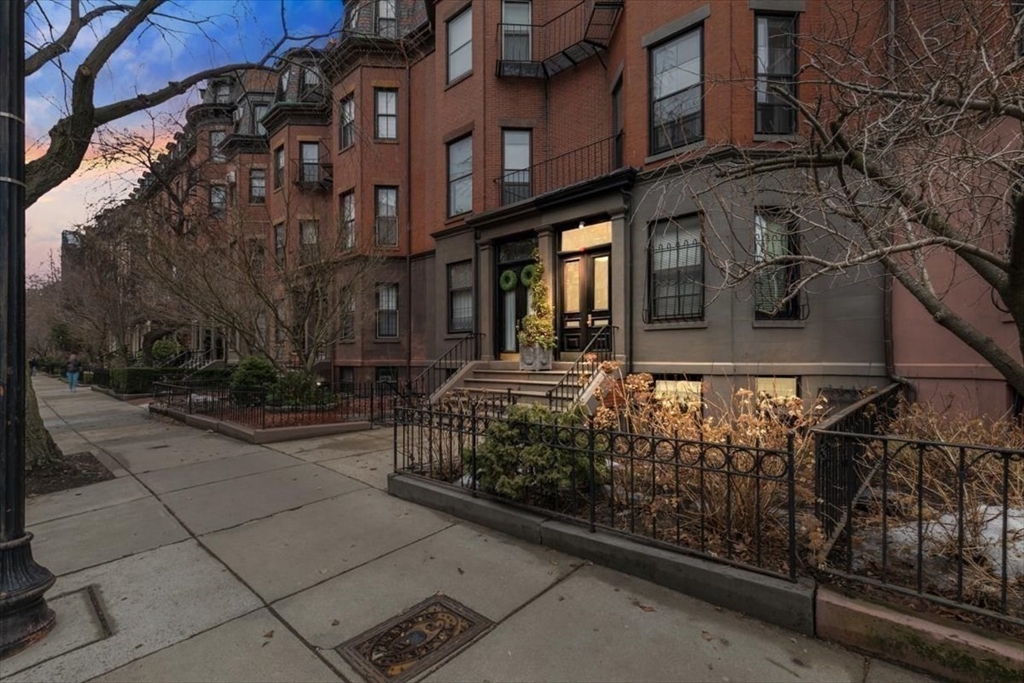 Boston, Massachusetts 02116, United States, 1 Bedroom Bedrooms, ,2 BathroomsBathrooms,Residential,Pending,84626