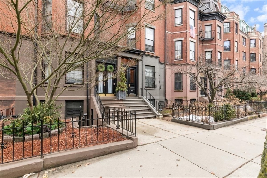 Boston, Massachusetts 02116, United States, 1 Bedroom Bedrooms, ,2 BathroomsBathrooms,Residential,Pending,84626