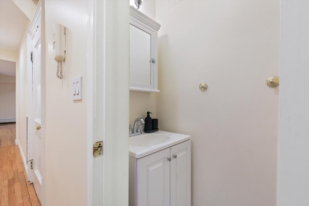 Boston, Massachusetts 02116, United States, 1 Bedroom Bedrooms, ,2 BathroomsBathrooms,Residential,Pending,84626