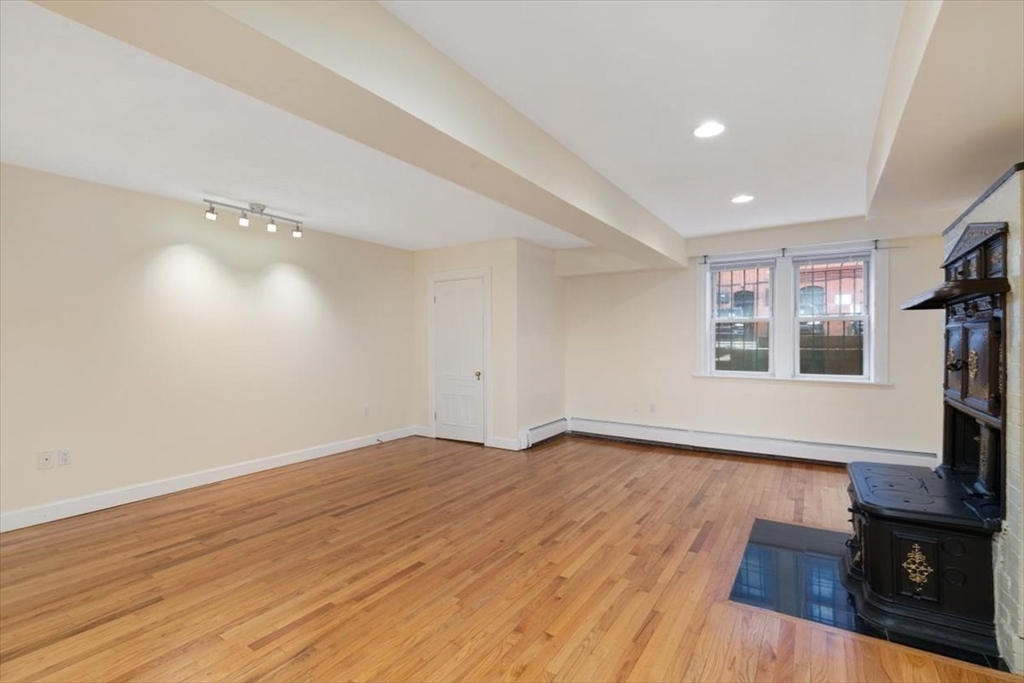 Boston, Massachusetts 02116, United States, 1 Bedroom Bedrooms, ,2 BathroomsBathrooms,Residential,Pending,84626