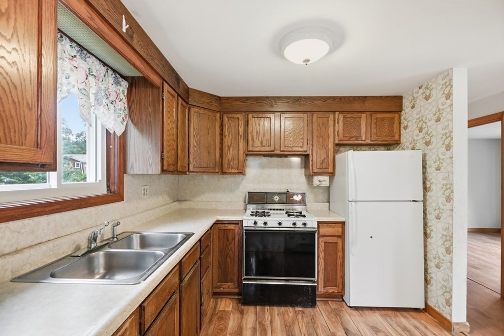 2 Westwood Street, Burlington, MA Photo #18