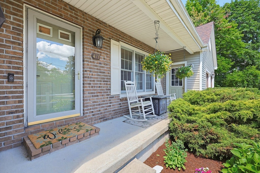 471 Hoppin Hill Ave