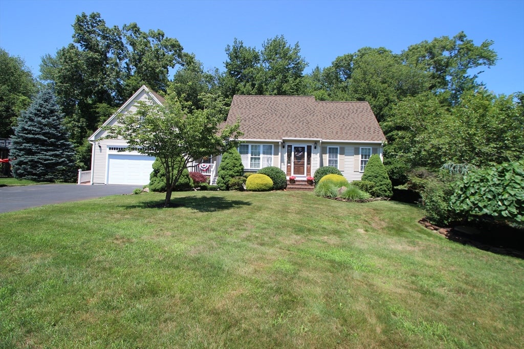 Photo of 10 Patriot Ln, Whitman, MA