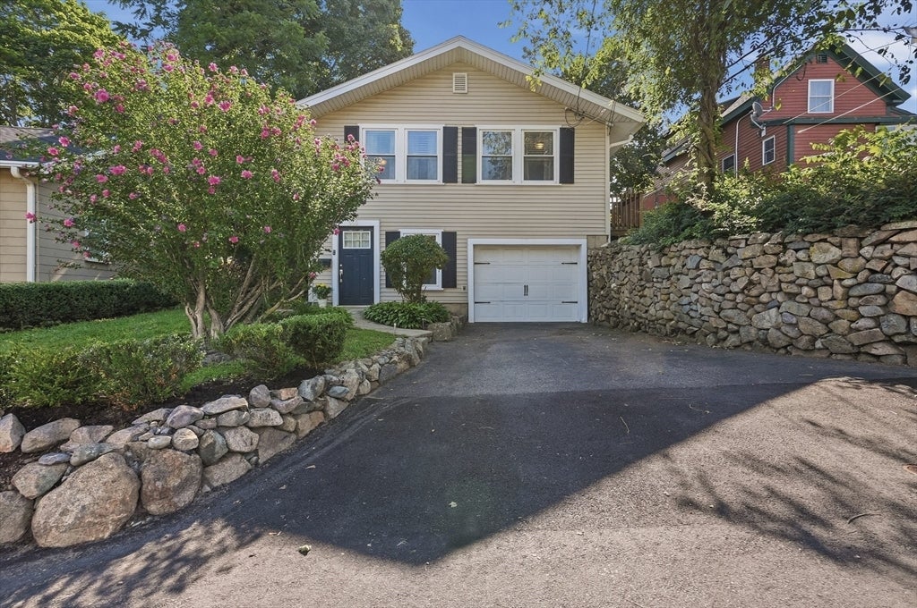 Photo of 560 Middle St, Weymouth, MA