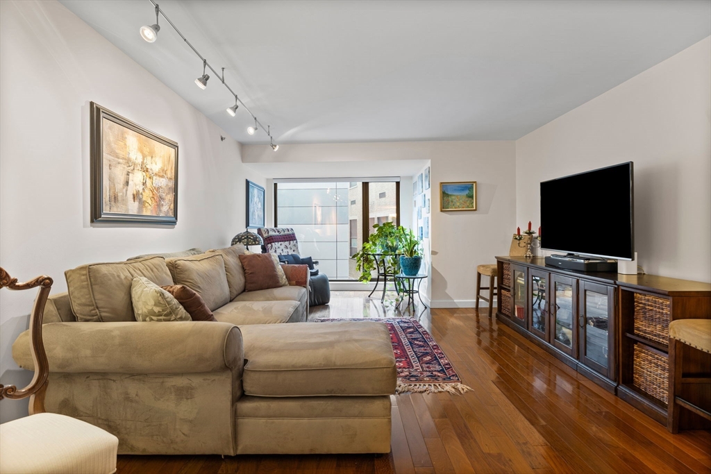 165 Tremont St 604