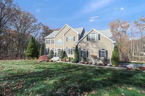 5 Shamrock Ln Medway MA 02053