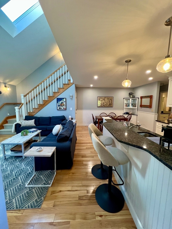 6 Trevor Ln 6