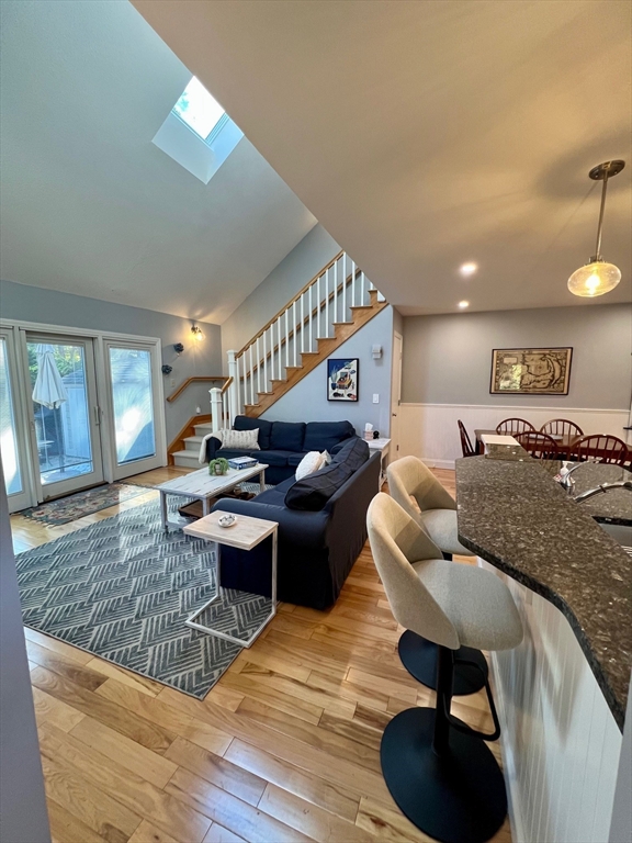 6 Trevor Ln 6