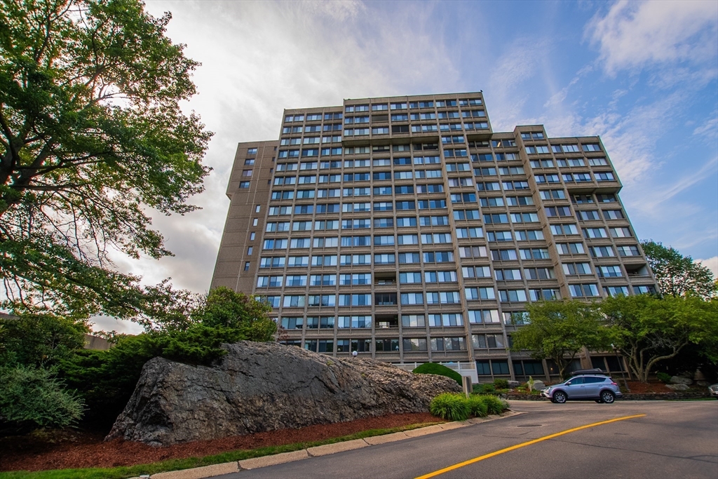 250 Hammond Pond Pkwy 306N