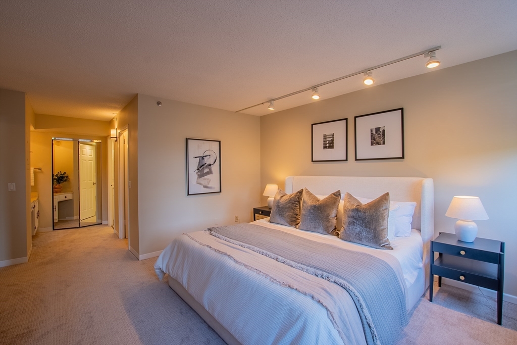 250 Hammond Pond Pkwy 306N
